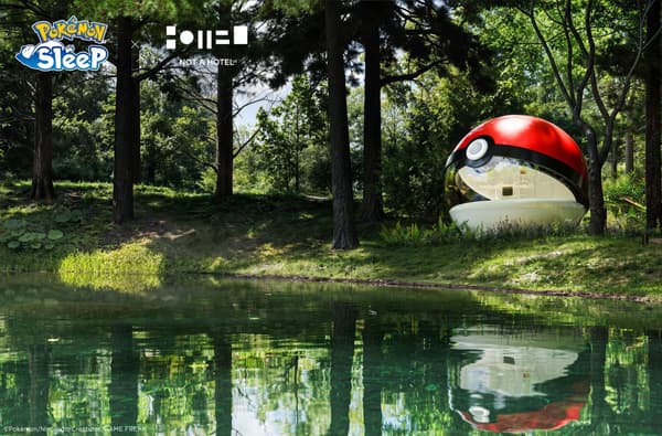 Hotel con forma de Poké Ball junto a un lago en Hokkaido
