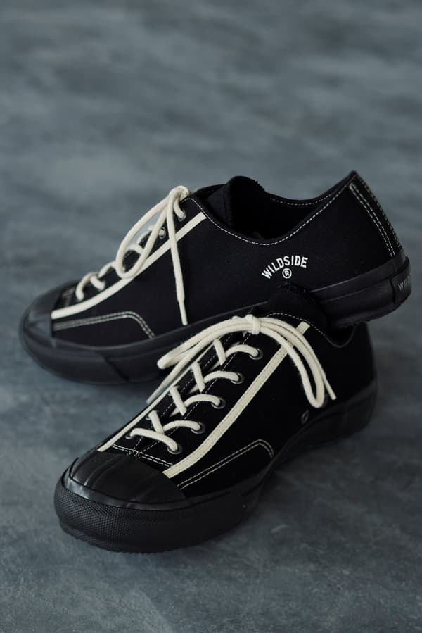 Zapatillas negras con cordones blancos