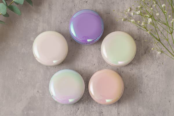 보는 각도에 따라 색감이 변하는 오로라 컬러의 뒷면