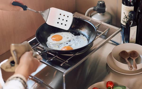 Memasak telur di wajan di dapur あはひの離れ