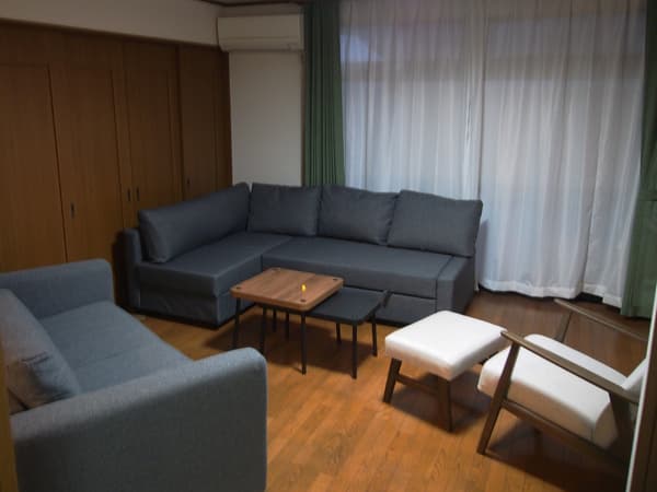 Sala de estar con sofás y un sillón