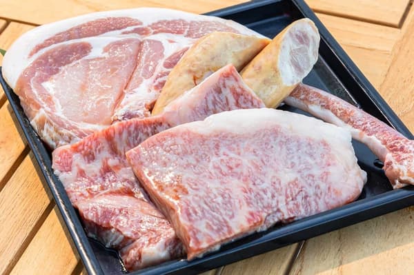 Carne y marisco de la marca Niigata asados en la barbacoa