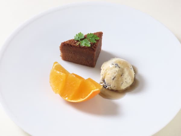 甜点:CRAFT MISO生曲和丹波黑豆冰淇淋配蜜饯金橘,以及用银座KUKI特选禅熟成红曲制成的味噌布朗尼蛋糕