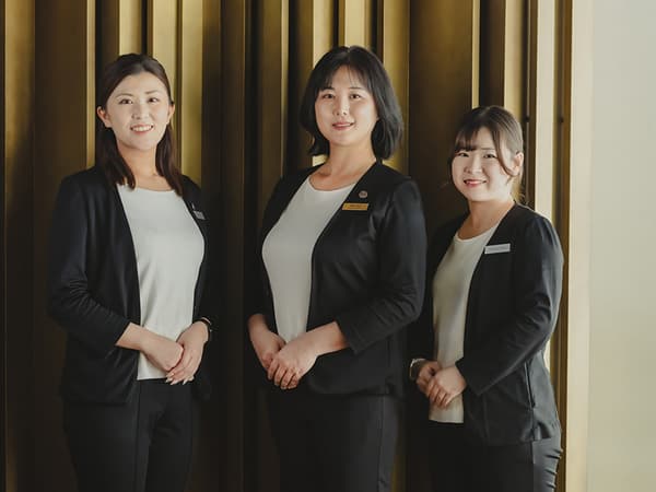 礼宾部员工与酒店团队成员