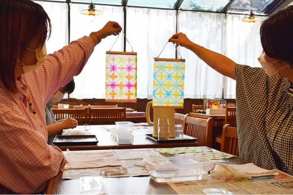 Teñido Orizome sobre papel washi hecho a mano de Tokuji