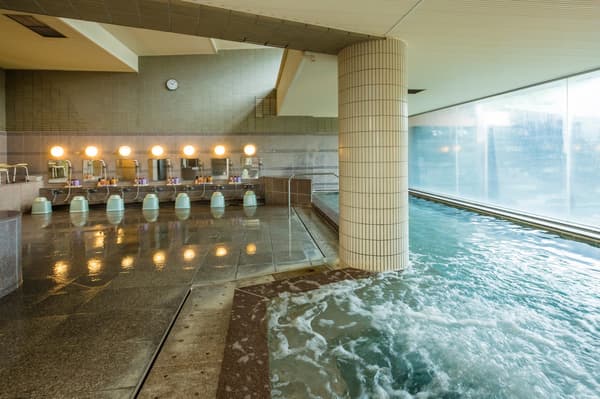 宽敞的弱碱性浴池