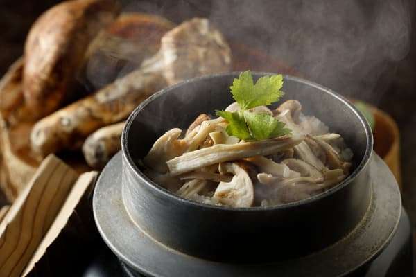 ข้าวอบเห็ดมัตสึทาเกะและไก่จิโดริของ Gozanbo