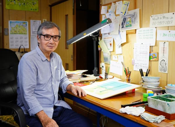 工作桌前的池原昭治