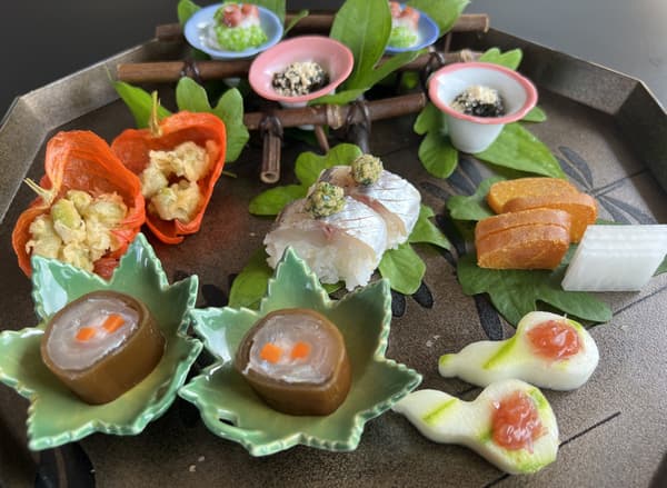 กินเซ็น ไคเซกิ (Ginsen Kaiseki) ซึ่งประกอบด้วยวัตถุดิบตามฤดูกาลที่คัดสรรโดยหัวหน้าเชฟสำหรับแพ็กเกจนี้ (ภาพ)