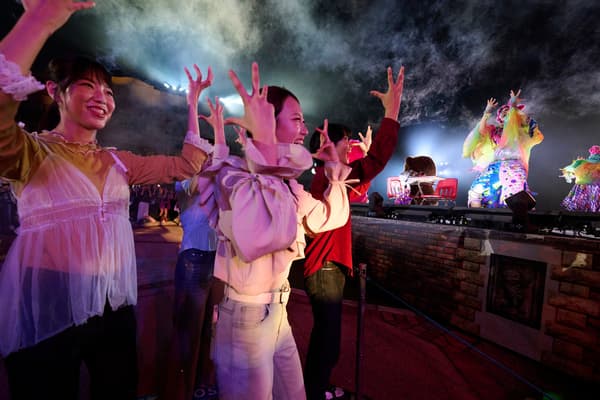 Tamu menari di Zombie de Dance