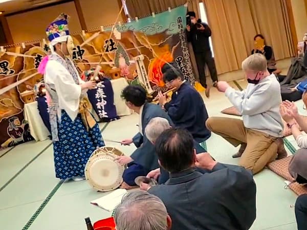 表演者和观众之间的密切互动