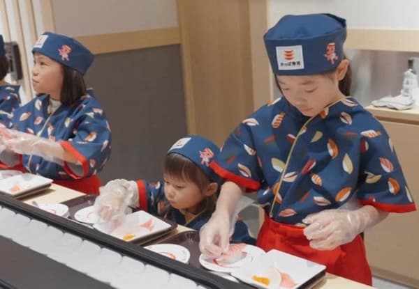儿童参与寿司厨师体验