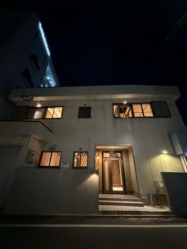 河边一栋经过翻新的单户联排别墅，被美丽的樱花大道所环绕