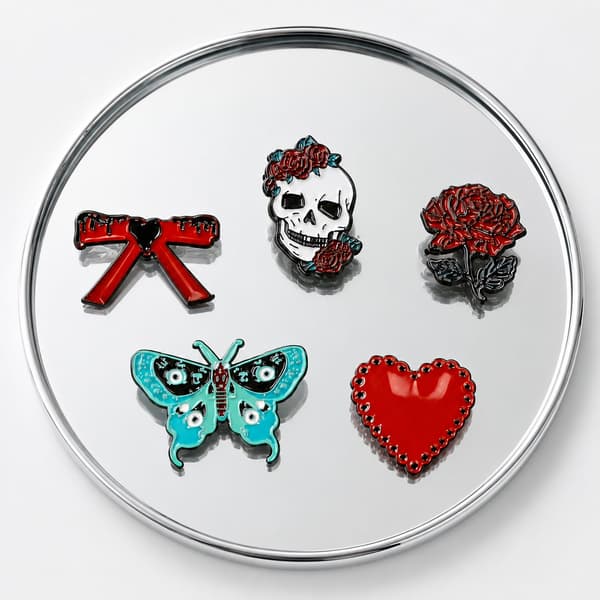 Set lencana pin tengkorak dan bros ngengat dari seri Gothcore