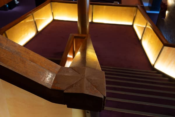 扶手木材制成的长凳