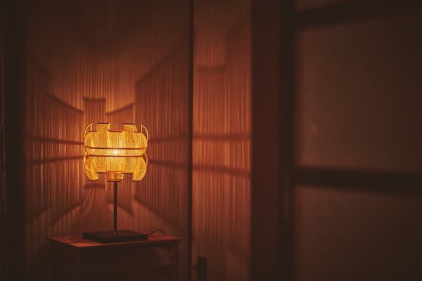 Una lámpara de bambú brillando en una habitación tenue