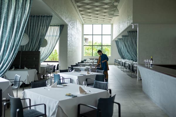 展现海洋生物栖息地丰饶景象的用餐空间