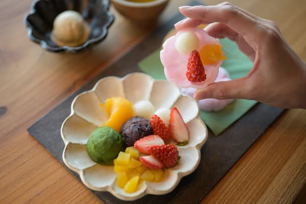 盛盘中摆放着色彩缤纷的最中配料