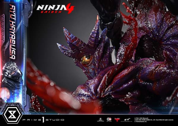 Detalle de la base de la estatua de Ryu Hayabusa