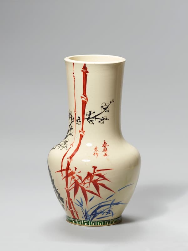 Primer Ito Tozan (初代伊東陶山), 白磁四君子画花瓶, c. 1917–20, pintado por Sumitomo Shunsui, 山田秋坪, 渡辺花仙 e Iguchi Sonsen (井口邨僊), Sen-oku Hakukokan Tokio (泉屋博古館東京)