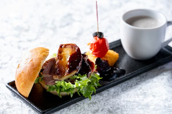 Tres platos salados: hamburguesa Rossini, pincho de queso Camembert frito con mermelada de cassis y potaje de champiñones