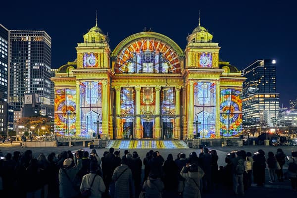 Edisi 2025 projection mapping pada dinding Osaka City Central Public Hall
