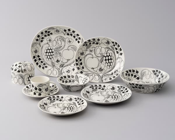 阿拉比亚 / 比尔格·凯皮艾宁（设计）—— “Paratiisi”紫罗兰与水果纹饰餐具套装，1972–1974年（设计于1969年）