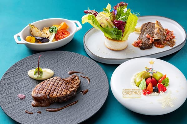 Hidangan Natal yang disiapkan koki menampilkan steik, salad, dan piring hidangan penutup bertema