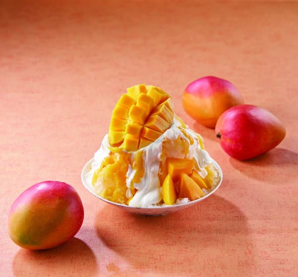 Sweet ripe mango shaved ice at Kajitsuya Cafe