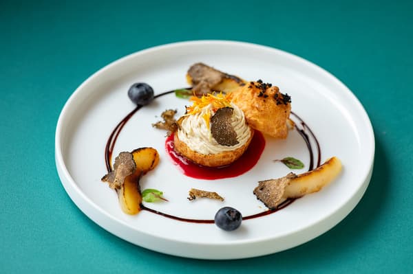 Aperitivo caliente: Mousse de foie gras y gougère de pera con trufa de invierno