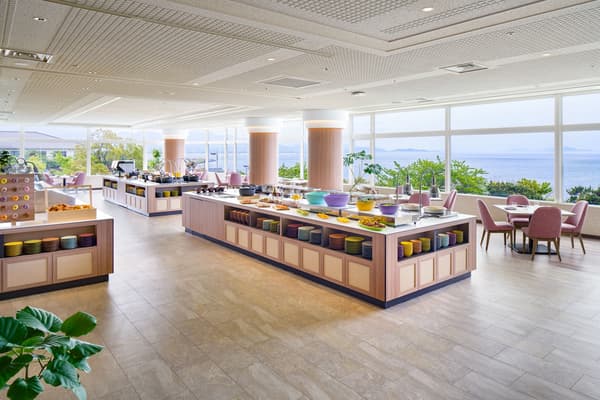 客人可以在自助餐厅一边欣赏琵琶湖一边享用美食