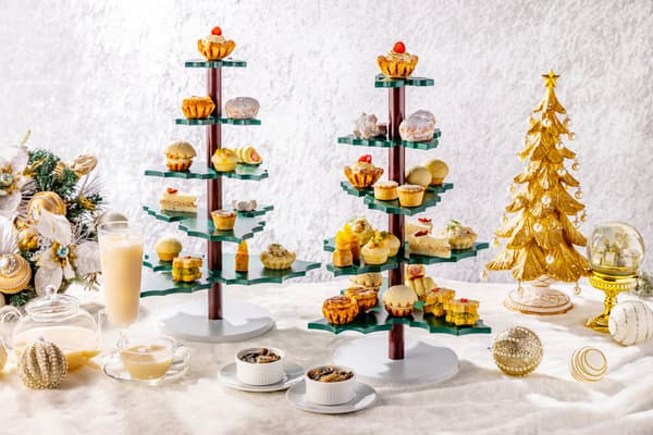 El soporte con forma de árbol de Navidad lleno de panes