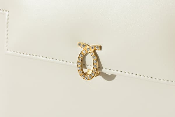 รายละเอียดตราสัญลักษณ์ Launer London รุ่น Traviata