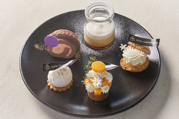 Seasonal sweets plate with five sweets and a drink