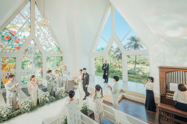 Ceremony: sumpah yang diucapkan di bawah kaca patri yang dipenuhi cahaya alami