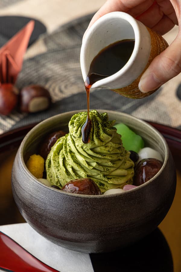 Marron Anmitsu dinikmati dengan kuromitsu (sirup gula hitam) yang dituangkan dalam jumlah banyak