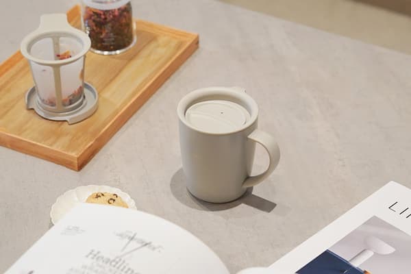 Tea & Coffee Maker Mug Greige Plus dengan tutup insulasi terpasang