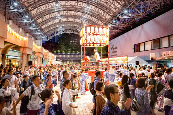 Baile bon odori alrededor del yagura en ARK Hills