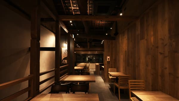 餐厅内部保留了130年老京都町家的原始梁柱