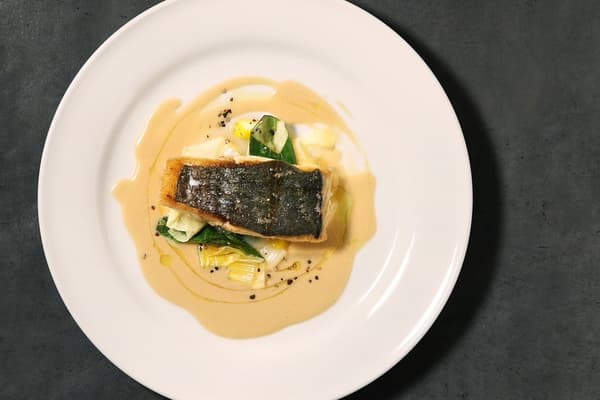 当日鲜鱼煎烤搭配苦艾酒酱