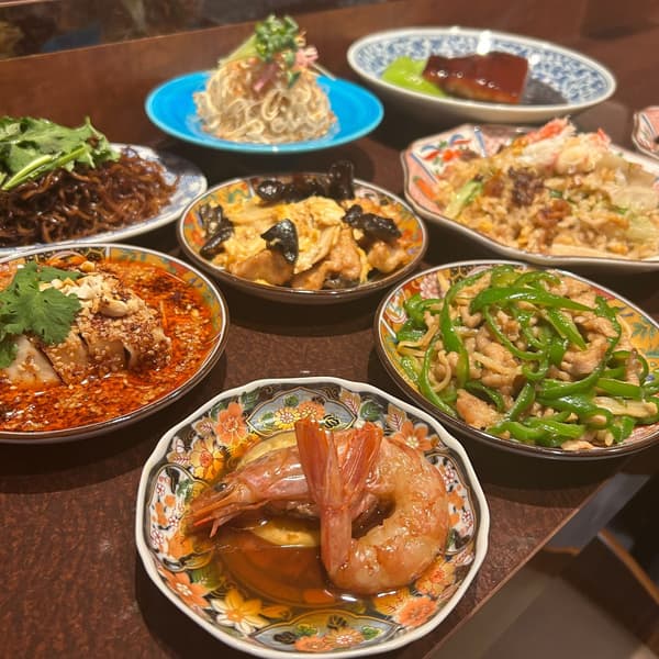 以小盤形式提供的各種菜餚