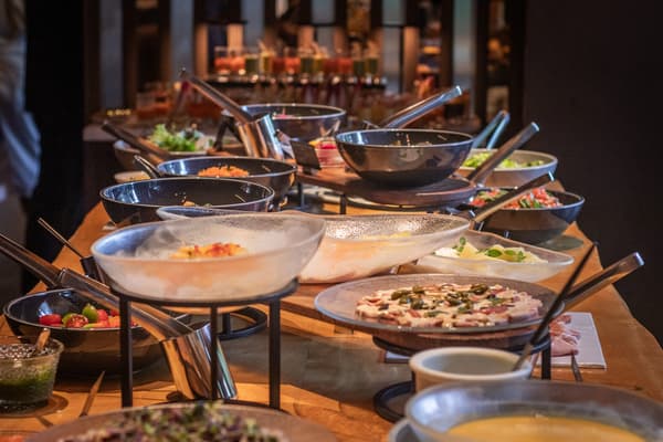 Prasmanan brunch dan pesta makan malam ulang tahun ke-6 di FORNI, 1