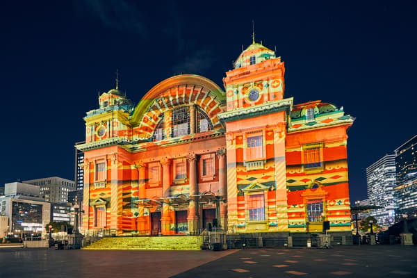 Edisi 2025 projection mapping pada dinding Osaka City Central Public Hall