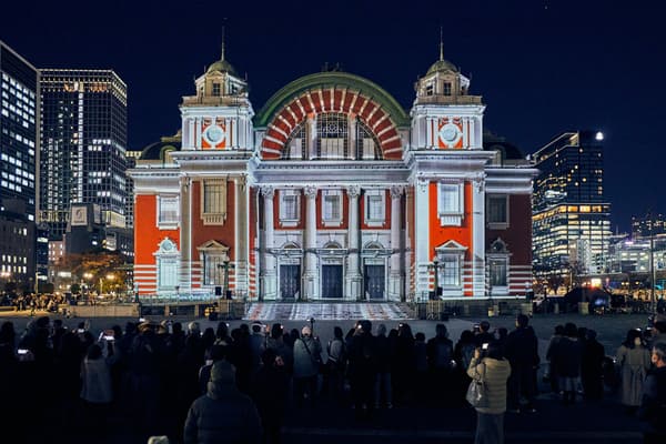 Edisi 2025 projection mapping pada dinding Osaka City Central Public Hall