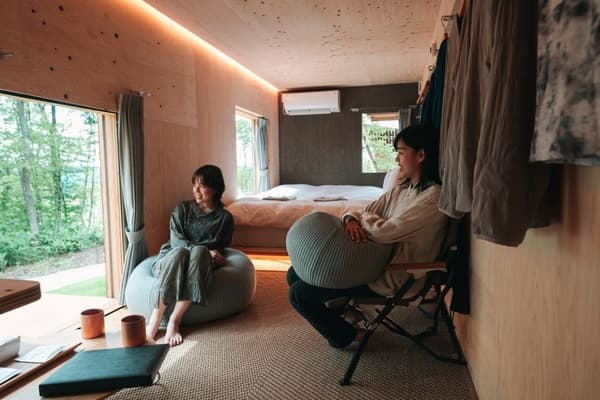 JYUBAKO内部，周围环绕着Snow Peak产品