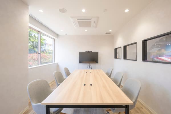 配備視聽設備的巴士造型會議室內部