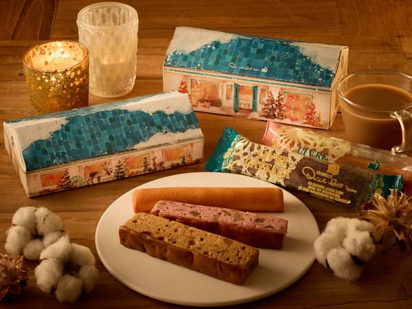 Kotak La Petite Maison Winter Baton dengan kue baton