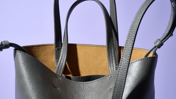 VITALE 包内部的超细纤维衬里有助于其轻量化结构