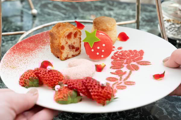 第三层：杏仁角、草莓磅蛋糕、草莓马卡龙、原味司康