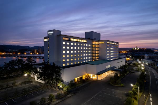 從客房及飯店可欣賞到松浦川上壯麗的日落美景